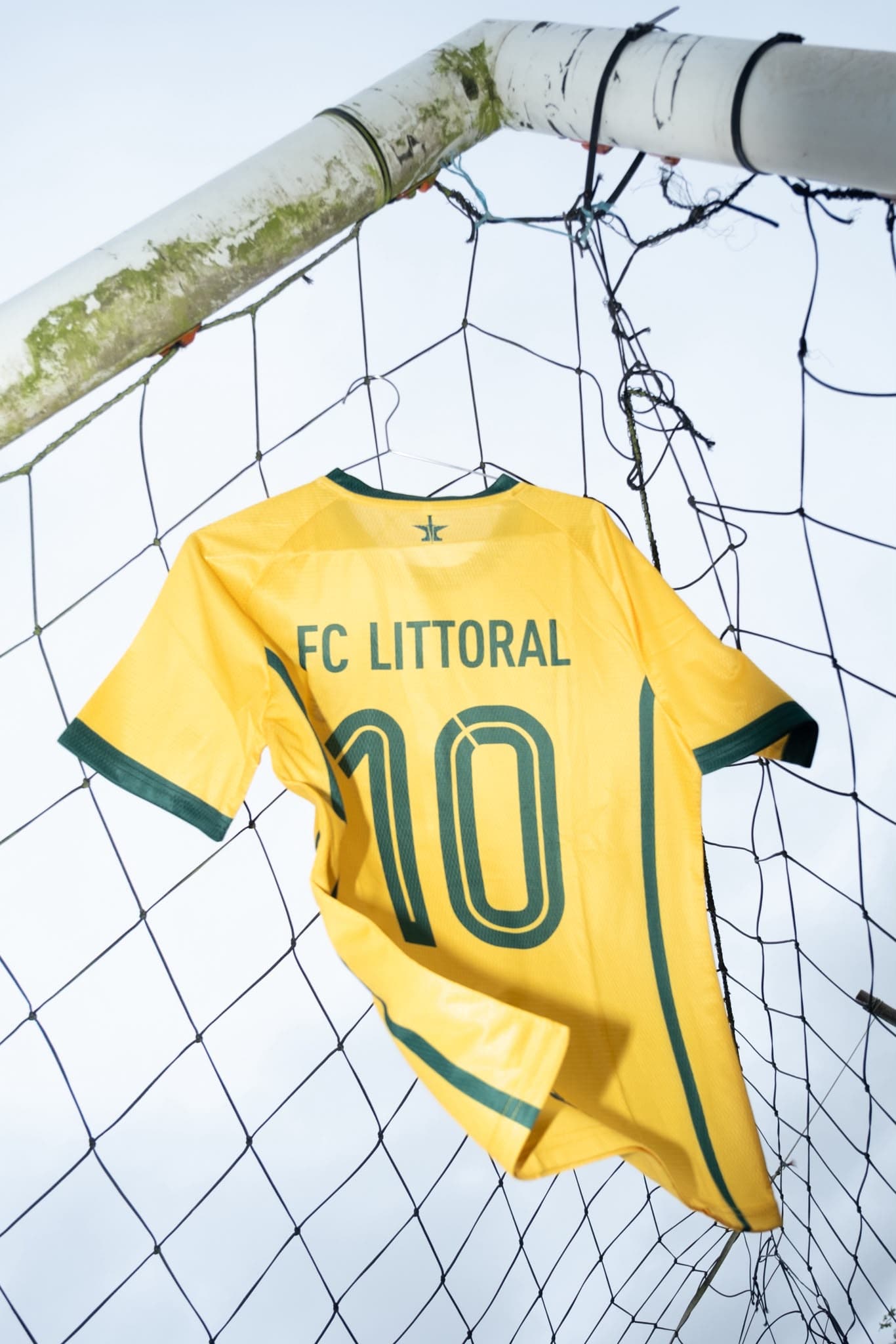 Dos du maillot domicile F.C. Littoral par Lemnos — flocage « FC LITTORAL » et numéro 10 vert
