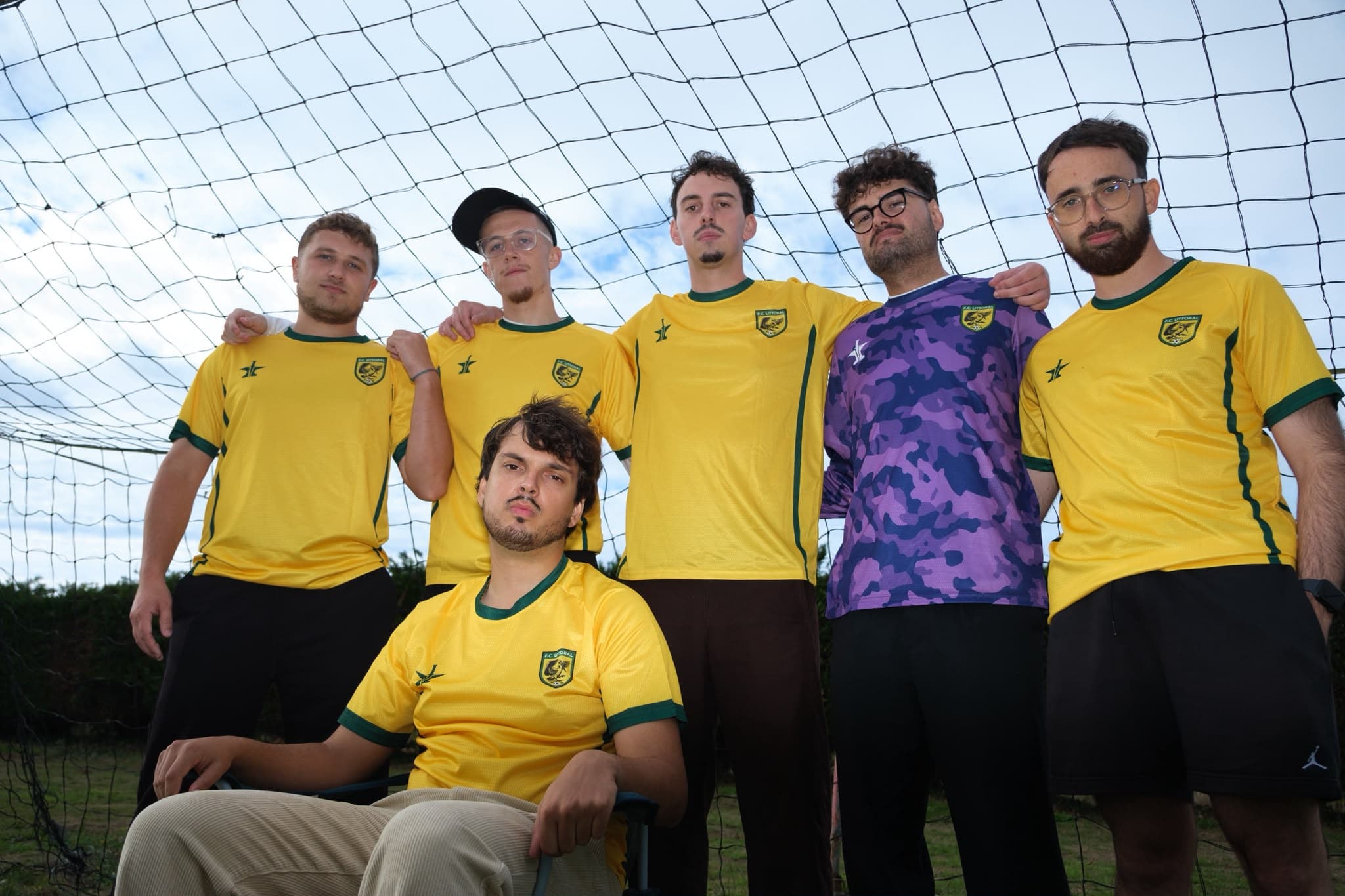 L'équipe du F.C. Littoral en tenue Lemnos, devant les buts
