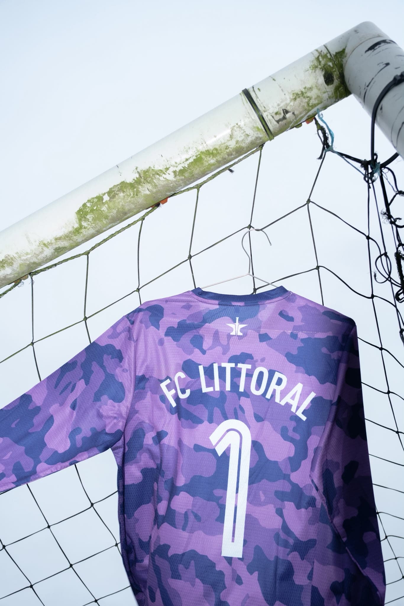 Dos du maillot gardien F.C. Littoral par Lemnos — camouflage violet, « FC LITTORAL » et numéro 1 blancs