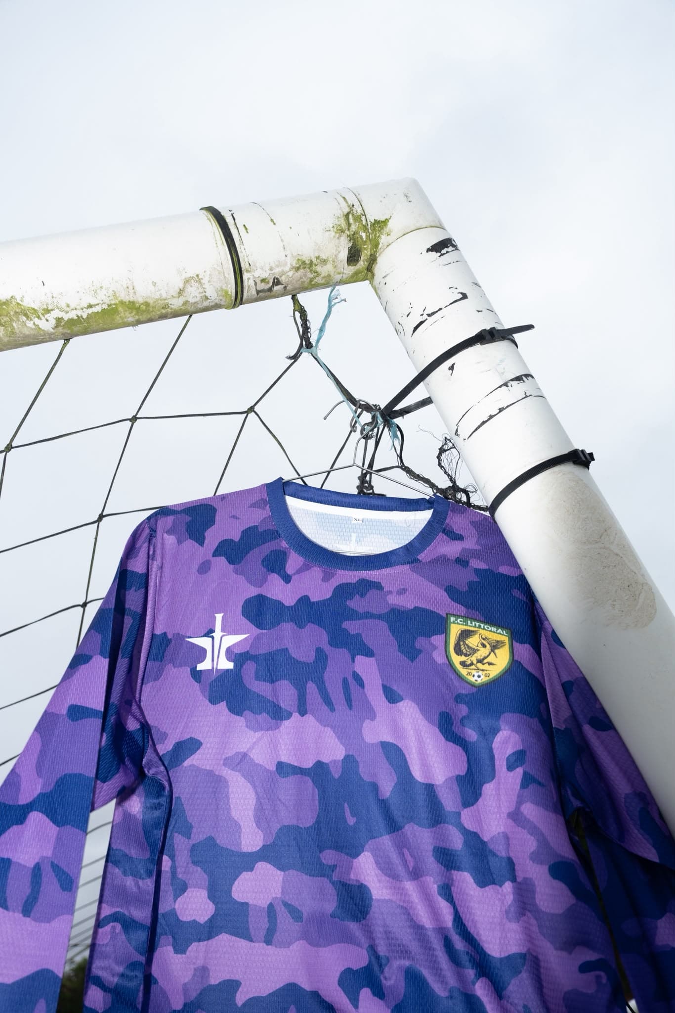 Maillot gardien du F.C. Littoral par Lemnos — camouflage violet, emblème Lemnos et blason du club, vue de face