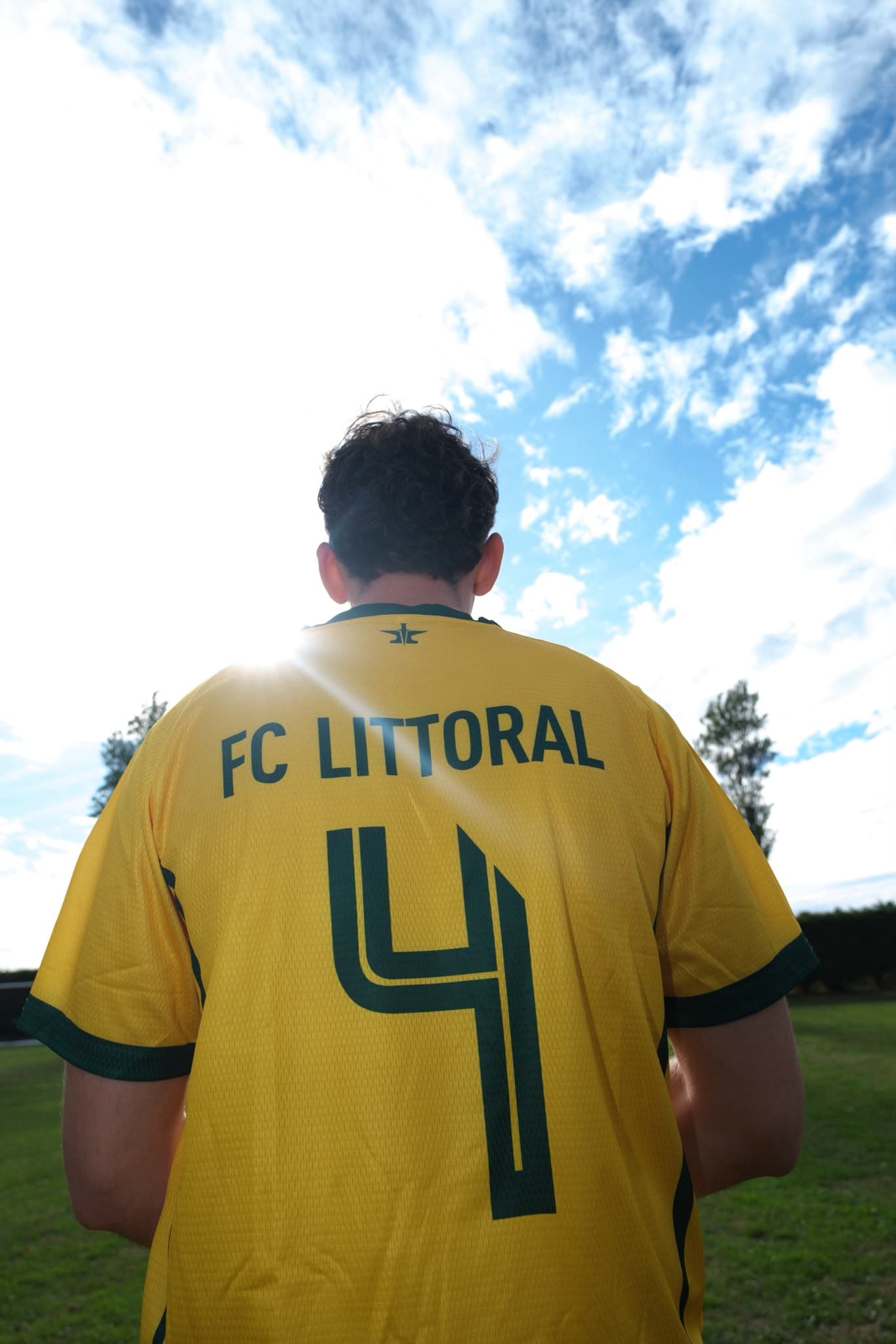Dos d'un maillot F.C. Littoral porté à contre-jour — flocage numéro 4