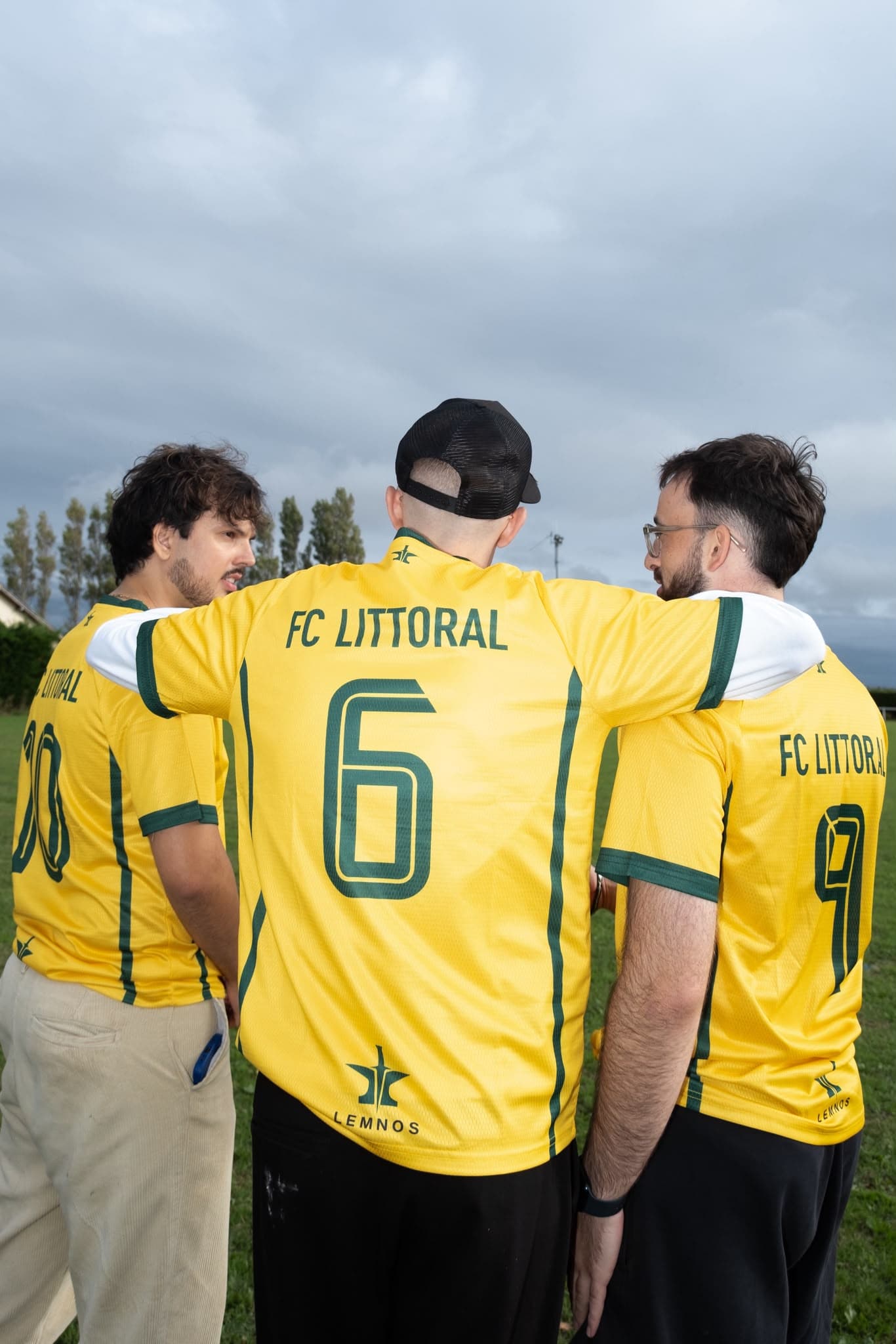 Signature Lemnos au bas du dos des maillots F.C. Littoral